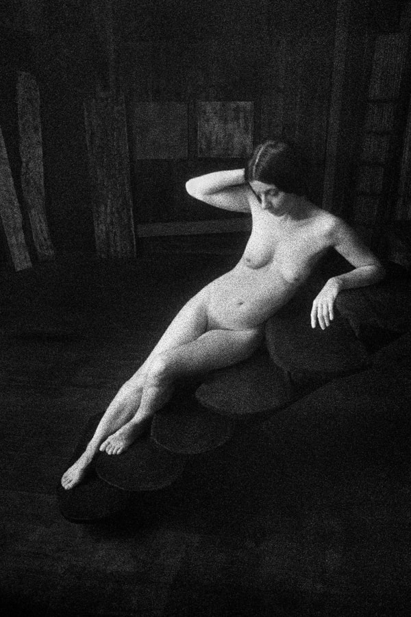 René Groebli, Akt auf Treppe (#755), Frankreich, 2001