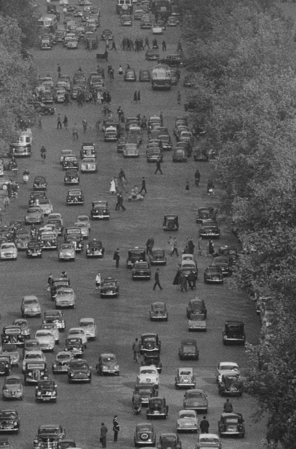 Frank Horvat, Champs Elyséees, Paris, 1956