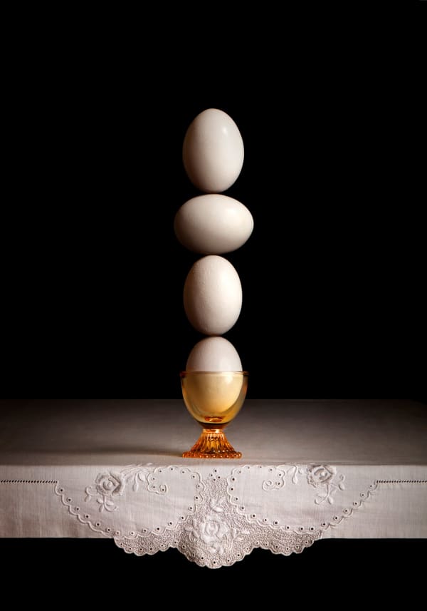 Cuatro huevos blancos en equilibrios