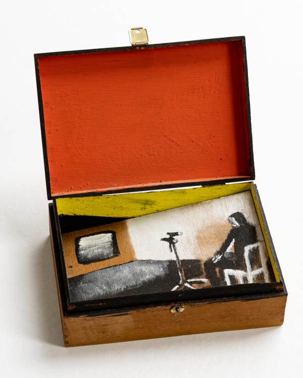 Leon Adriaans, Sigarendoosje (Schilder op stoel en verrekijker op 3-poot in atelier), 1988