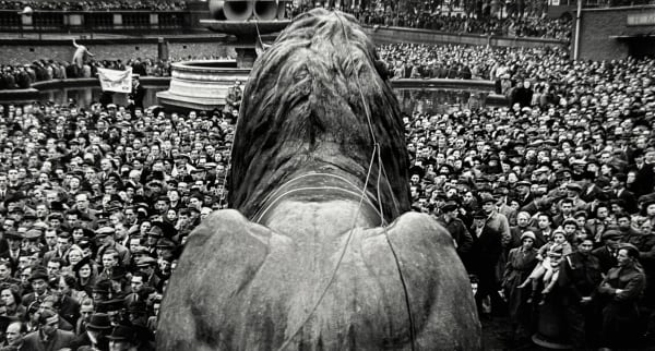 Wolfgang Suschitzky, Second Front Trafalgar Sq, 1942