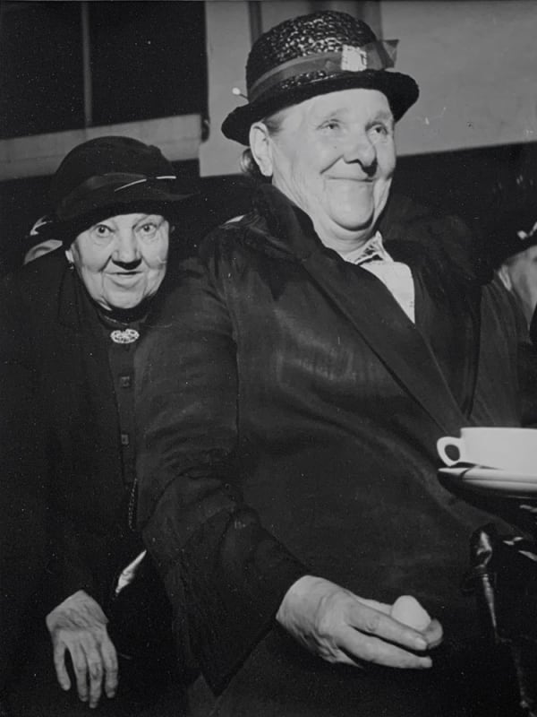 Kurt Hutton, Two Together - Grandmothers' Club, 1938