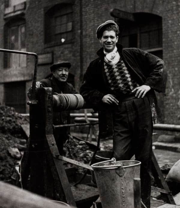 Edith Tudor Hart, Construction workers, London Docks, 1934