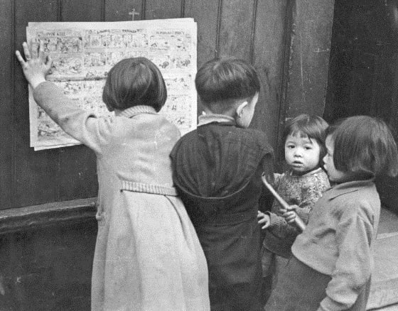 Bert Hardy, Chinese children reading a comic, 1948