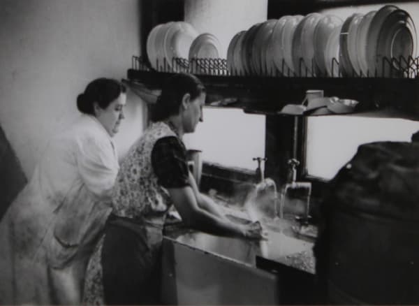 Bert Hardy, Life in the Elephant - Dishwashers, 1948