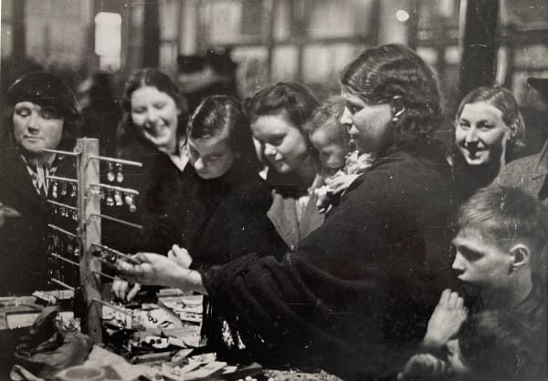 Bert Hardy, Life in the Elephant - Shopping for Jewelery, 1948