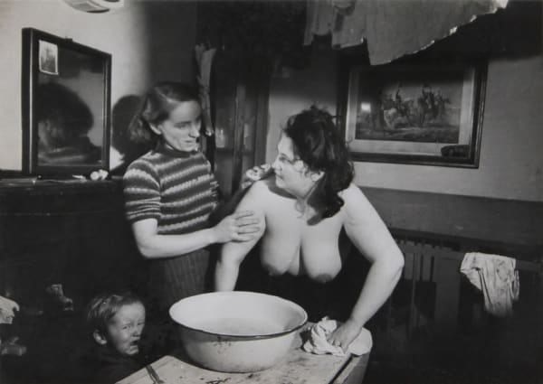 Bert Hardy, Life in the Elephant - Maisie Bathing, 1948