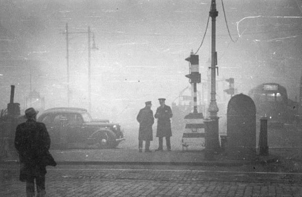 Bert Hardy, Life in the Elephant - Fog in London, 1948