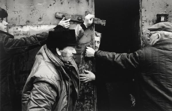 Markéta Luskačová, Photographs from Spitalfields (Men helping Mr Burns to close his warehouse), 1975