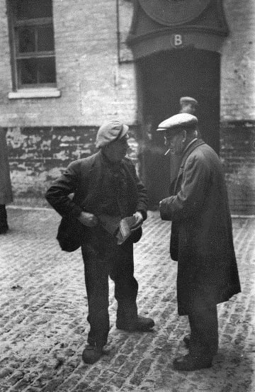 Bert Hardy, Life in the Elephant - At the Stables, 1948