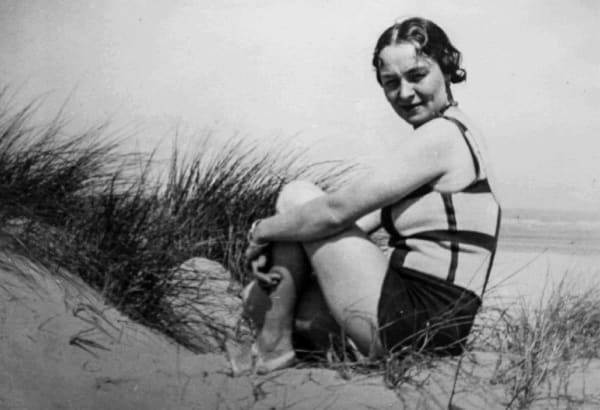 René Magritte, Georgette Magritte en maillot de bain à carreaux, Côte belge, c. 1935