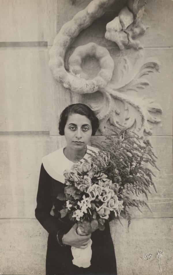 Mathilde Camhi et le bouquet de fleurs, Valence, Espagne, (Mathilde Camhi and the bouquet of flowers, Valencia, Spain)