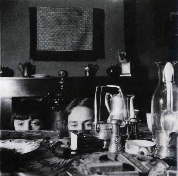 René Magritte, "Les Voyantes", Marthe Nougé et Georgette Magritte, Bruxelles, 1930