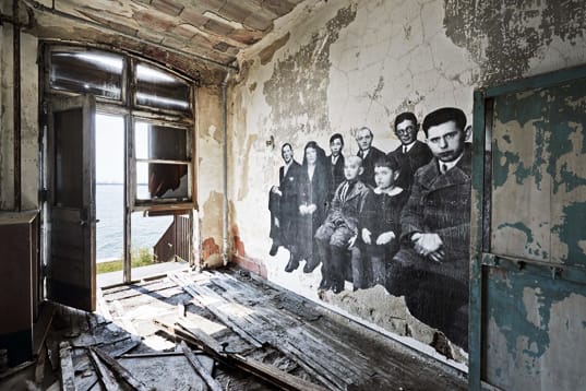 JR, Unframed - Immigrants group in Ellis Island reviewed by JR, U.S.A., 2014