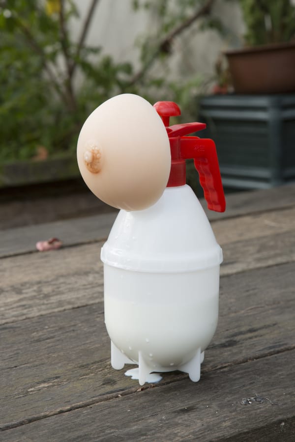 Pixy Liao 廖逸君, Breast Spray 喷奶瓶, 2015