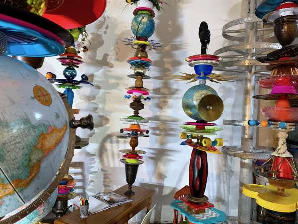 Carlos Betancourt, (detail) On the Edge: The Hopeful Forest(escritorio y flores amarillas), 2019