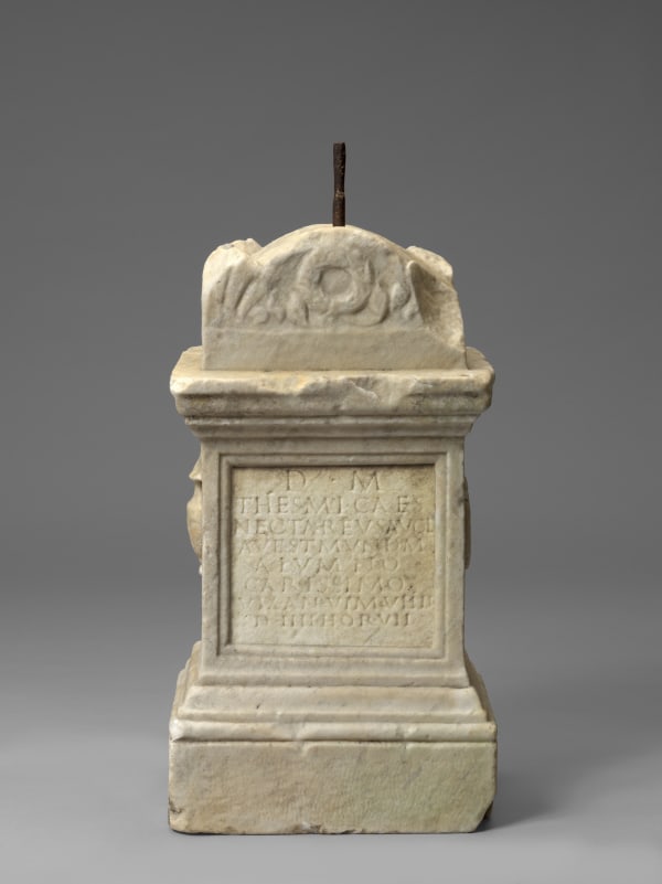 *MARBLE FUNERARY ALTAR, Roman Empire, Flavian, 2nd half of 1st Century A.D.
