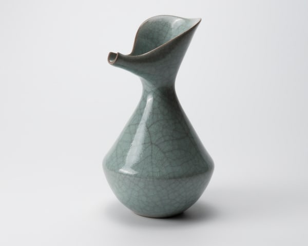 Yoshida Shuhei 吉田周平, Celadon spouted flower vase, 2023