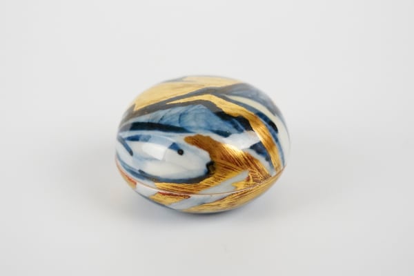 Kondo Yuzo 近藤悠三 - Blue and White Box with Gold Overglaze showing a Mountain Range Scene 山染付金彩香合, 1980's