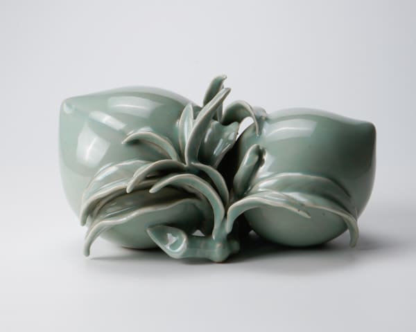 Kusube Yaichi 楠部彌弌 - Peach shaped celadon ornament