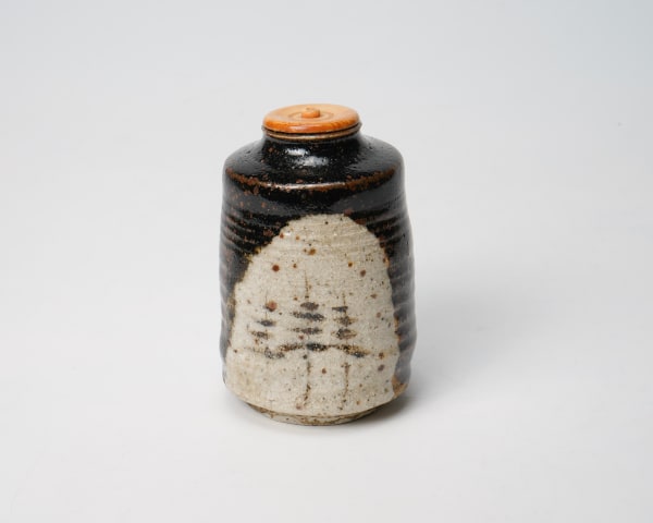Kato Shuntai 加藤春岱, Black oribe tea caddy 黒織部茶入, cia Late Edo - Meiji