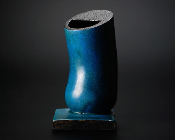 Yanagihara Mutsuo 柳原睦夫, Topological Vessel (tubular flower vase with azure glaze) 碧釉トポロ筒花入, 2018