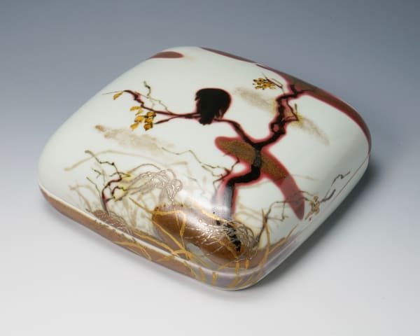 FUJIMOTO YOSHIMICHI (NŌDŌ) 藤本能道, Covered box with colored glazes and overglaze enamels, depicting a crow nesting on branches 蛤形四角筥