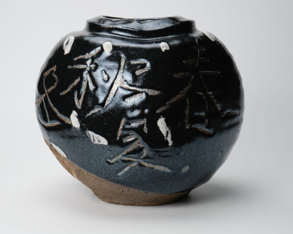 Shimizu Uichi 清水 卯一, Jar with finger-scraped calligraphic "Four seasons" design and gloss iron glaze, 1988's