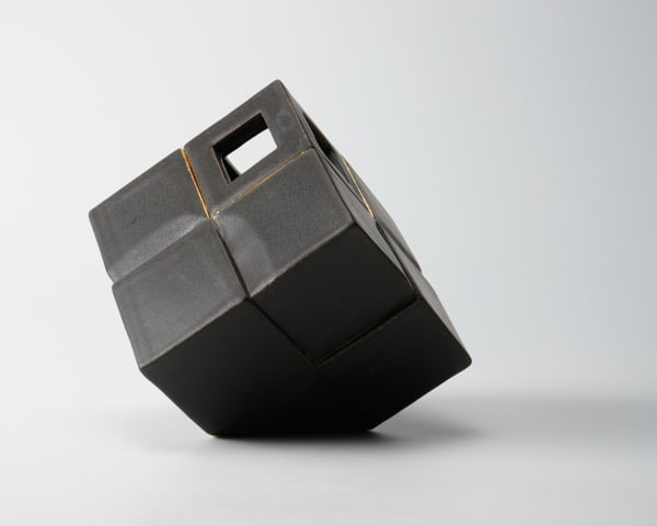 Kiyomizu Rokubei VIII 八代 清水六兵衛 - Cube shaped incense burner with black glaze 黒釉刻線器