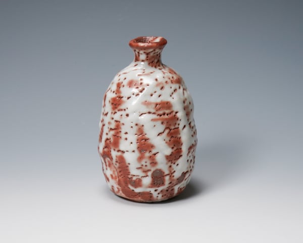 Tamaoki Yasuo 玉置保夫, Red shino sake bottle 赤志野徳利