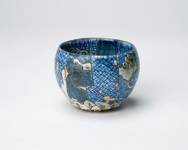 KOMAGO Tetsutarou 小孫哲太郎, No.1 Polychrome guinomi with carved turtle designs 線彫色絵亀紋ぐい呑, 2023