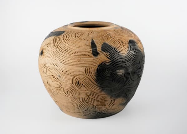 Sakata Jinnai 坂田 甚内, Jar with smoke and incised decorated wave patterns 黒陶波状文壺