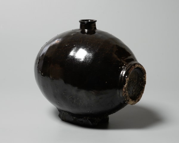 Takesue Hiomi 武末日臣 Black jar with Korean-style rice bale form 扁壺黒