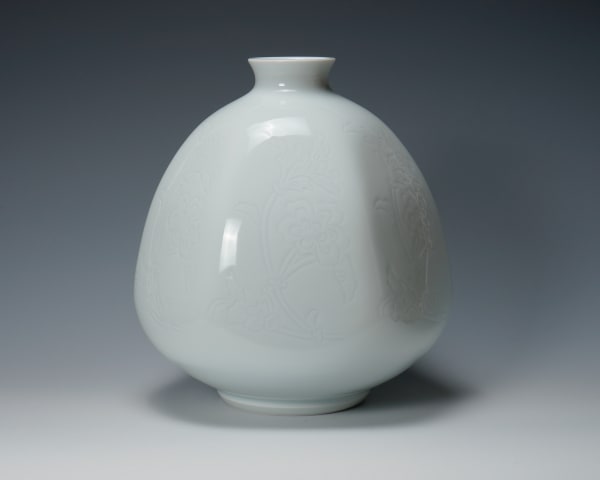 Inoue Manji 井上萬二, Faceted white porcelain jar with incised peony motifs 白磁牡丹彫文面取