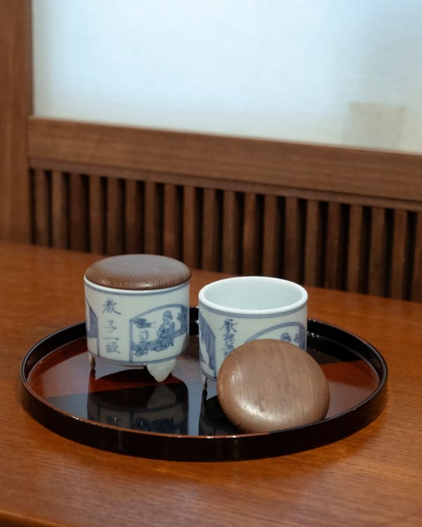 Hachiya Sōyu 蜂谷宗由, Pair of floating tripod sometsuke kikikōro (incense container)
