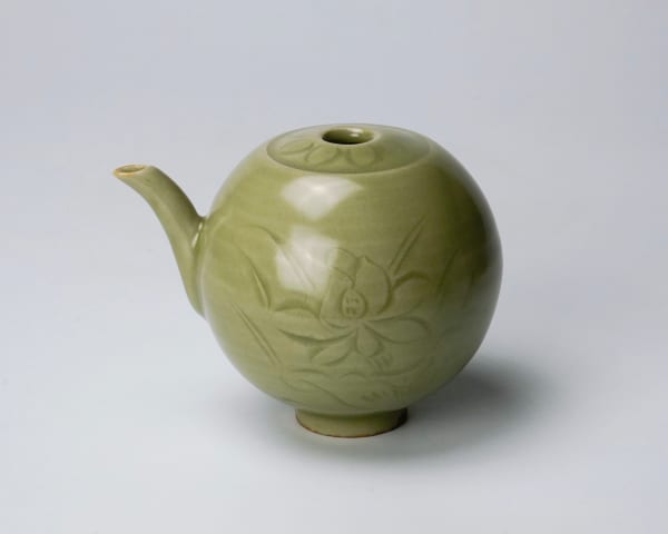 Water dropper with flower engraving