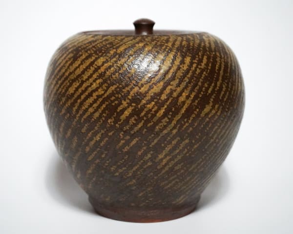 Shimaoka Tatsuzo 島岡達三, Amber glazed water jar on rope impressed inlay