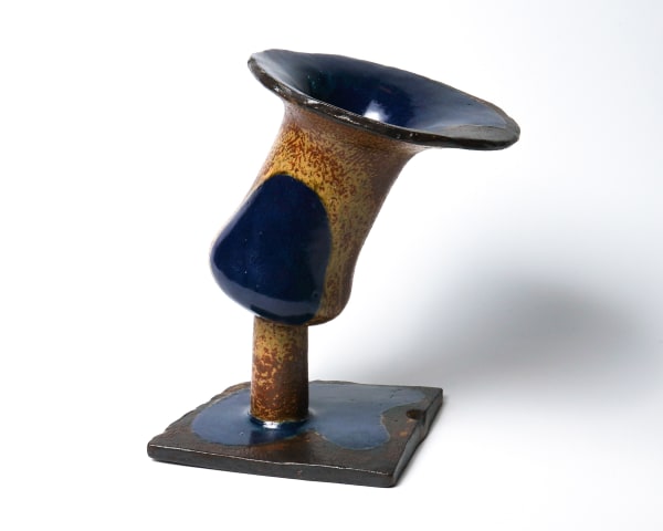 Yanagihara Mutsuo 柳原睦夫, Chrysalis (standing flower vessel) まゆとたま かひの形 立脚壺, 2015