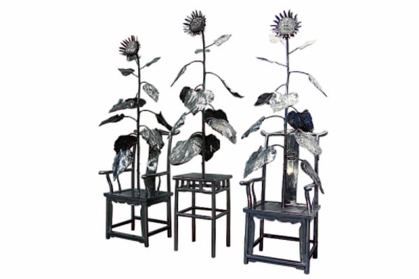 Liu Bolin, Sunflowers on the Table, 2008