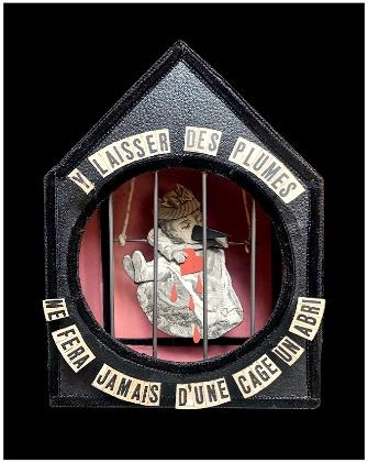 Madame Y laisser des plumes Assemblage de papier, carton, métal et tissus diamètre 20 cm