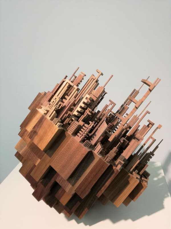 James Mcnabb Disposition Composition sculptée en noyer 46 x 46 x 51 cm