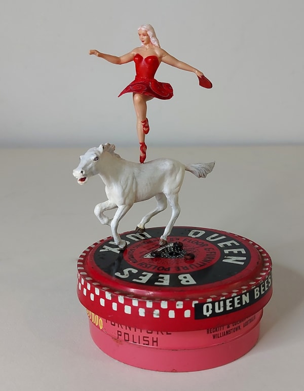 Di Holdsworth, Queen Bee