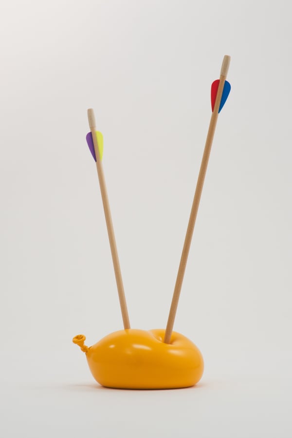 Nano Abia, Último Instante. Double arrow balloon. Amarillo., 2023