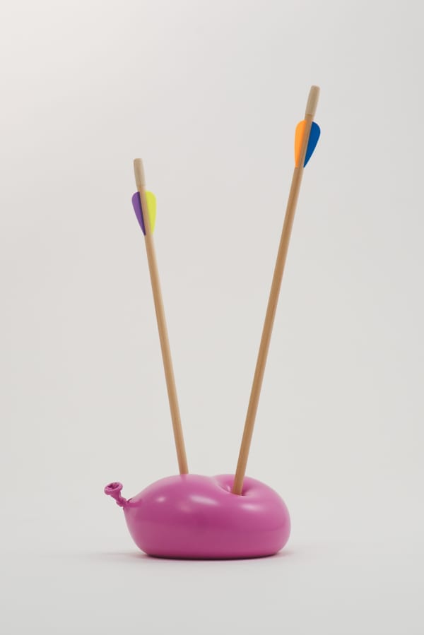 Nano Abia, Último Instante. Double arrow balloon. Rosa., 2023