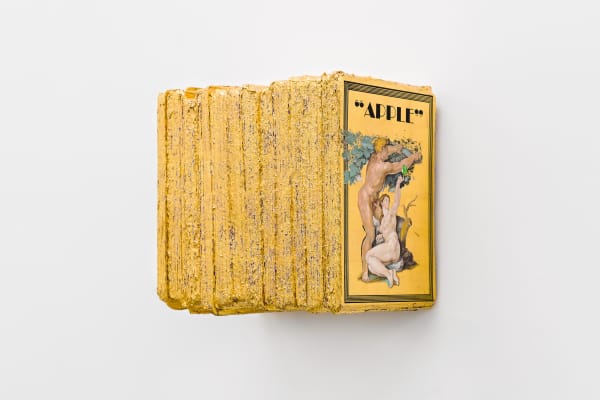 LIU Ren Newton & Forbidden Fruit 牛顿与禁果, 2019 Straw paper, oil, gold foil, mixed media 草纸,油彩,金箔,综合材料 17 x 26.5 x 33 cm