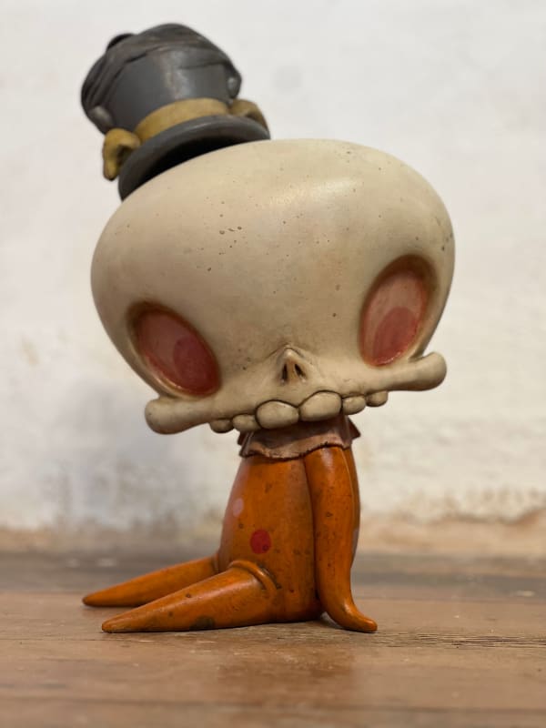 Kathie Olivas, Seated Scavenger with top hat, 2022