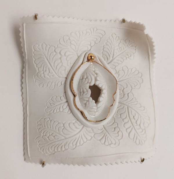 Juli About Mouchoir EX VOTO sexe en gloire or, 2020 Stamped, modeled and engraved handkerchief. Partly glazed porcelain. Electric cooking at 1280 °, low temperature cooking for gold. 12 cm x 12 cm x 3 cm