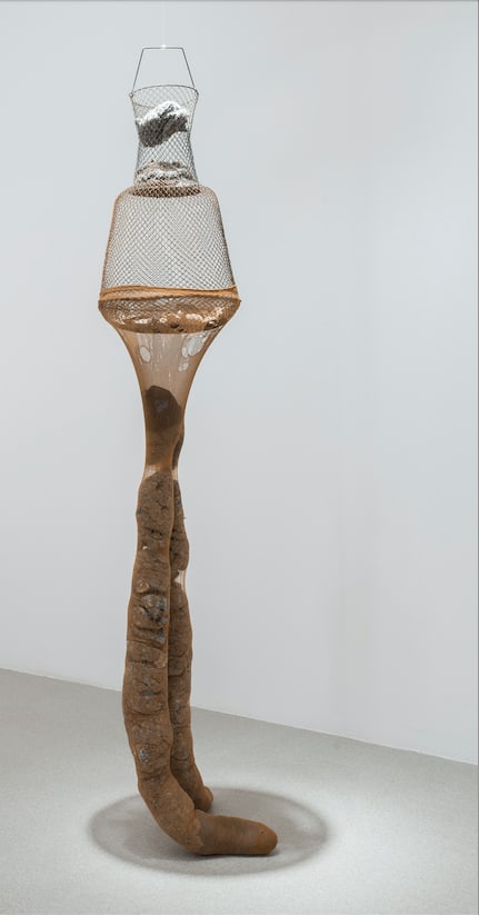 Marianne Berenhaut, Poupées poubelles : Filet de pêche avec coquillage, 1971-1980