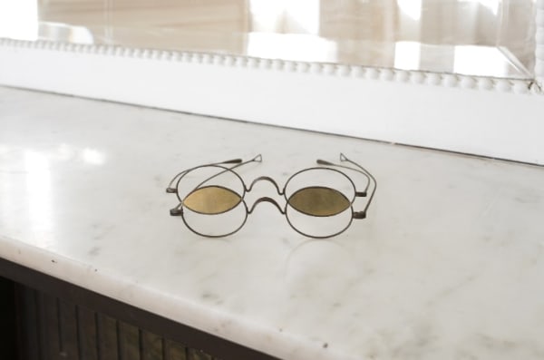 Ariel Schlesinger, Objet trouvé (Glasses), 2017