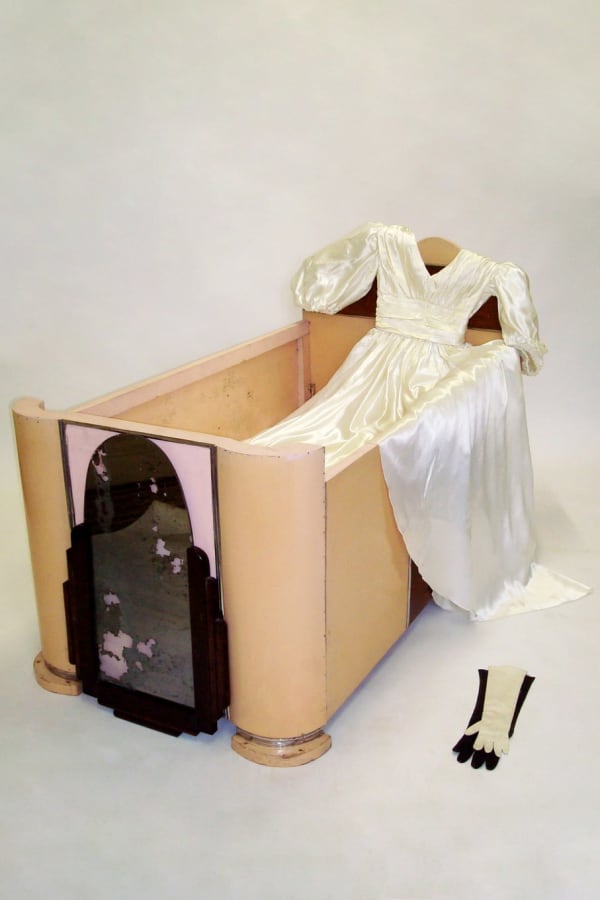 Marianne Berenhaut, La Mariée et lit d’enfant (Vie privée series), 1993